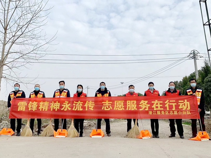 2潜江服务区志愿者到附近村落开展“学雷锋”志愿服务，用实际行动弘扬雷锋精神和志愿服务精神。.jpg